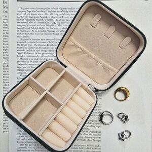 NEW Elegant Green Jewelry Organizer